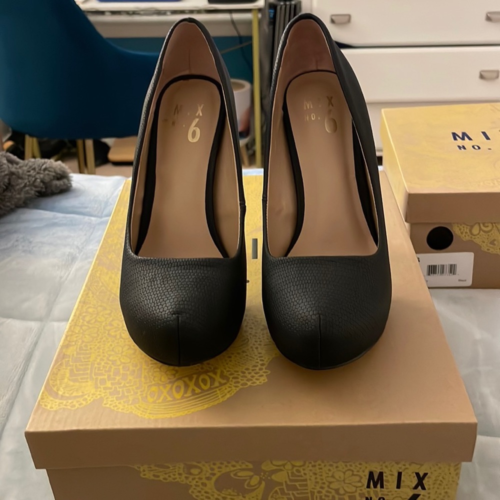 Mix No. 6 Black platform pumps